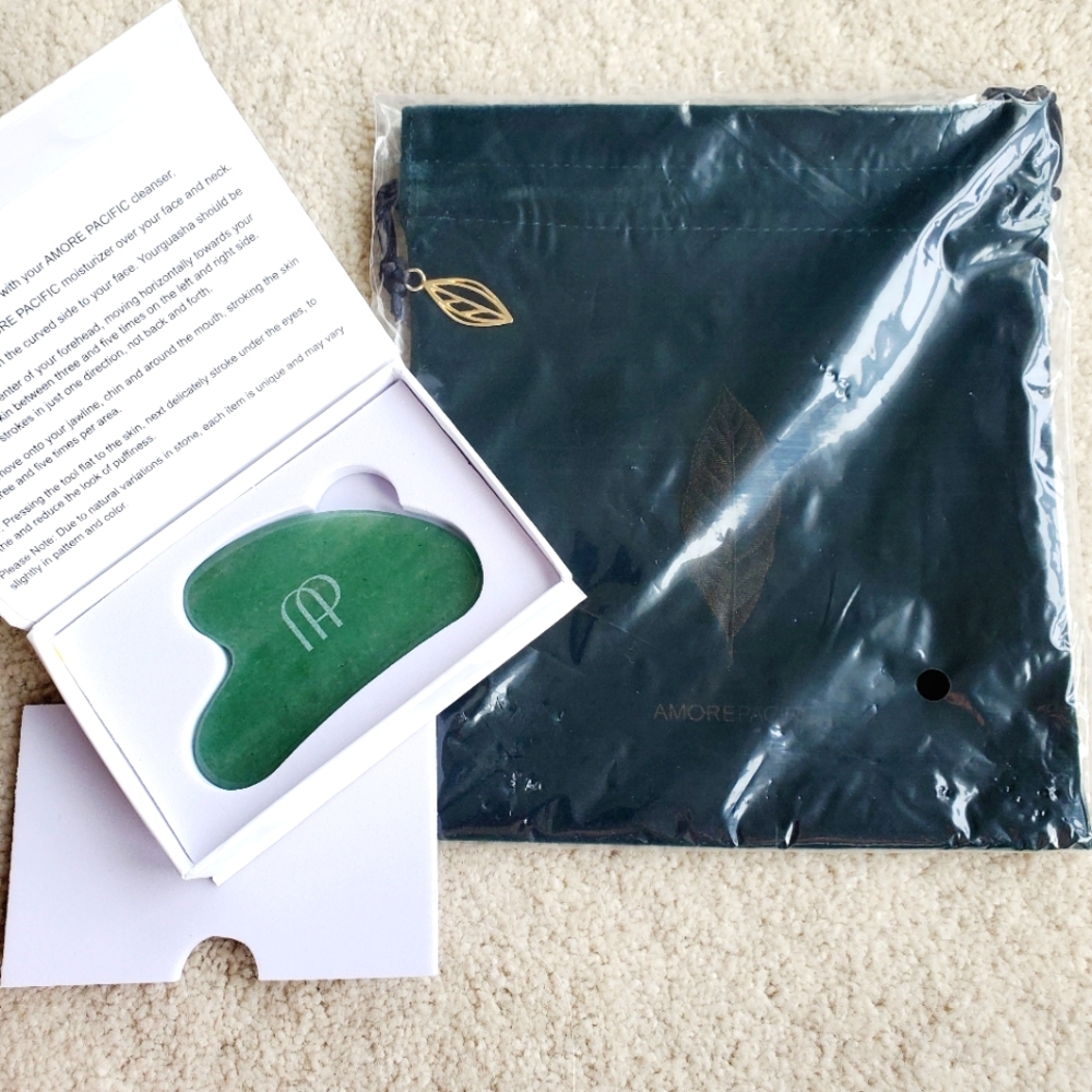 AMORE PACIFIC Jade Gua Sha and Velvet Drawstring Pouch NEW in Box Amorepacific